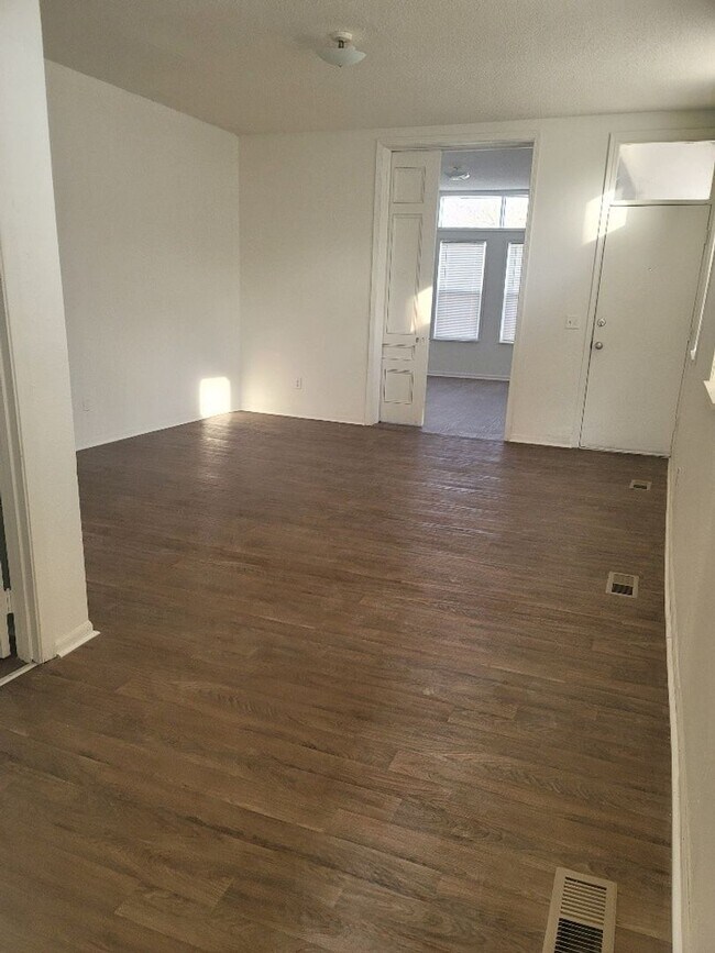 Building Photo - Buchanan Triplex