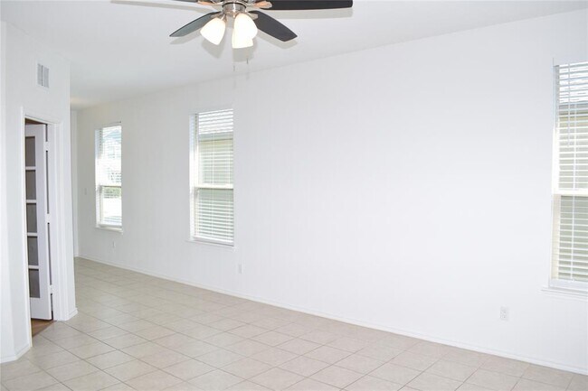 Building Photo - 409 English Oak St