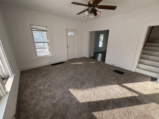 Foto del edificio - 321 W 5th St