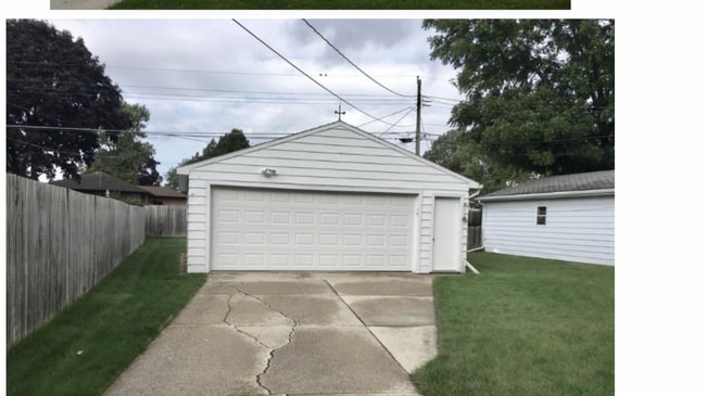Large garage - 1824 N 21st St