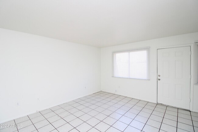 Building Photo - 4017 W Reade Ave