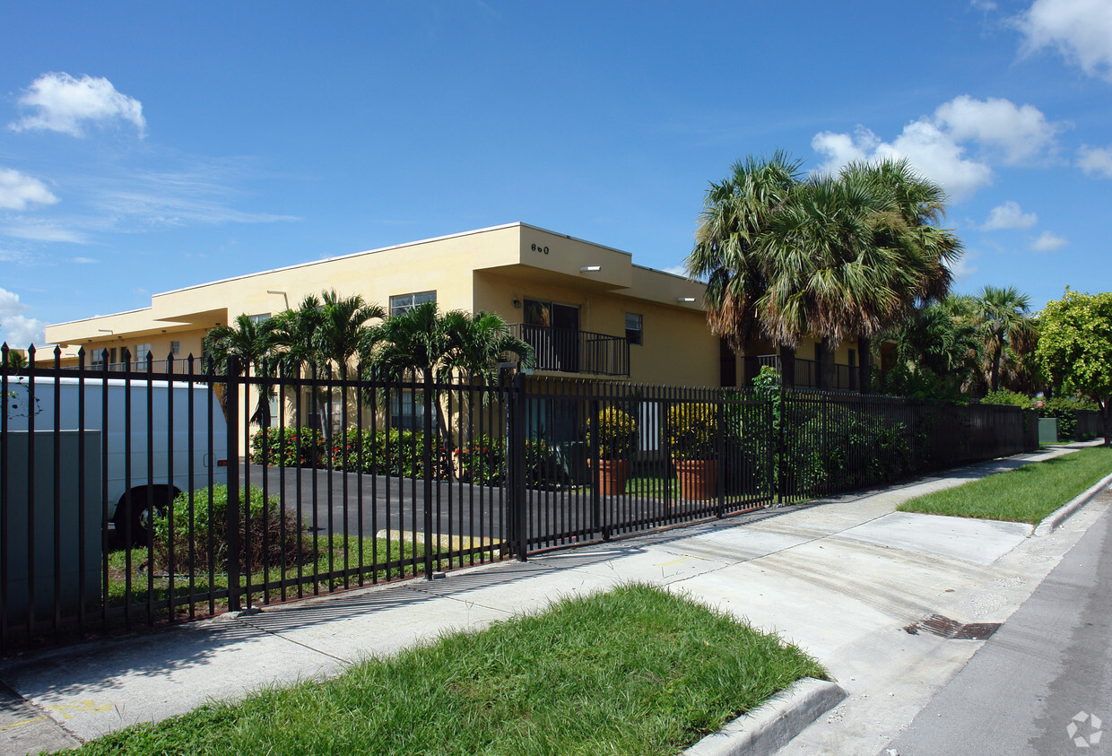 El estacionamiento privado de entrada - Miami Gardens