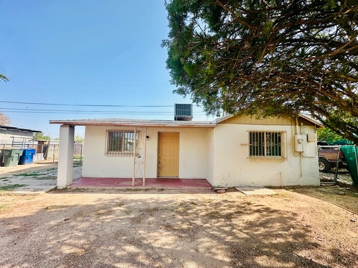 Foto principal - House with Gigantic Yard/Land! Spacious La...
