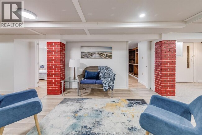 Building Photo - 961 Ouellette Ave