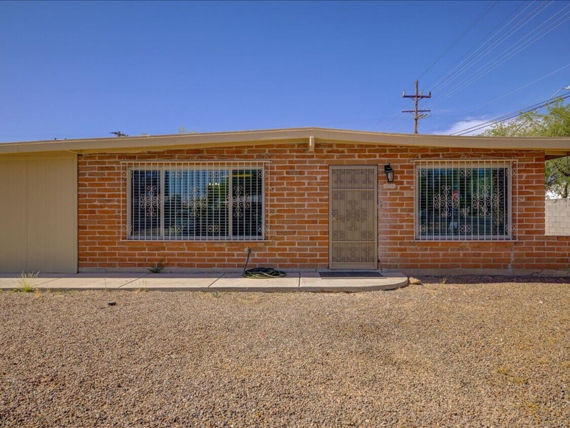 Foto principal - 3 Bed / 2 Bath Eastside Home on Kolb