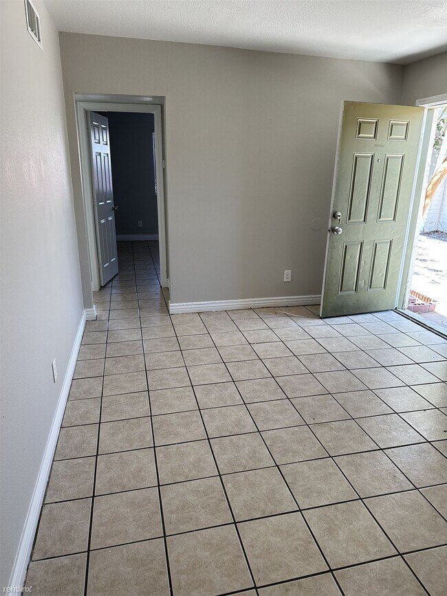 Foto del edificio - 2 br, 1 bath 4plex - 2318 East Broadway Ro...