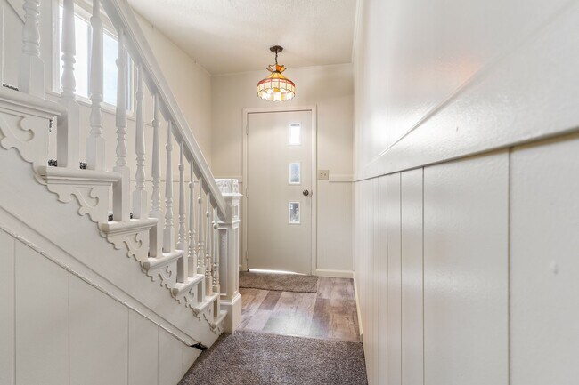 Building Photo - Beautiful Home with Central Air and Main F...