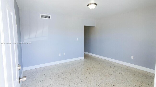 Foto del edificio - 355 W 10th St