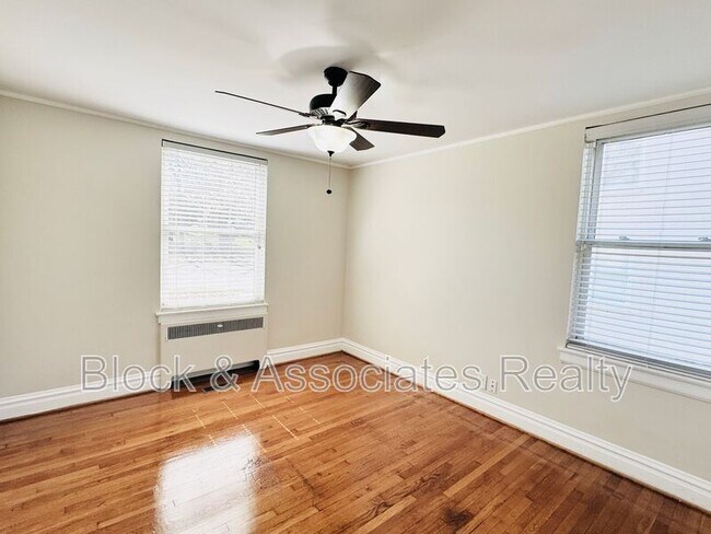 Foto del edificio - 1108 W Friendly Ave