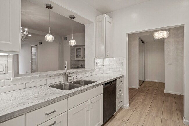 Building Photo - 930 N Doheny Dr