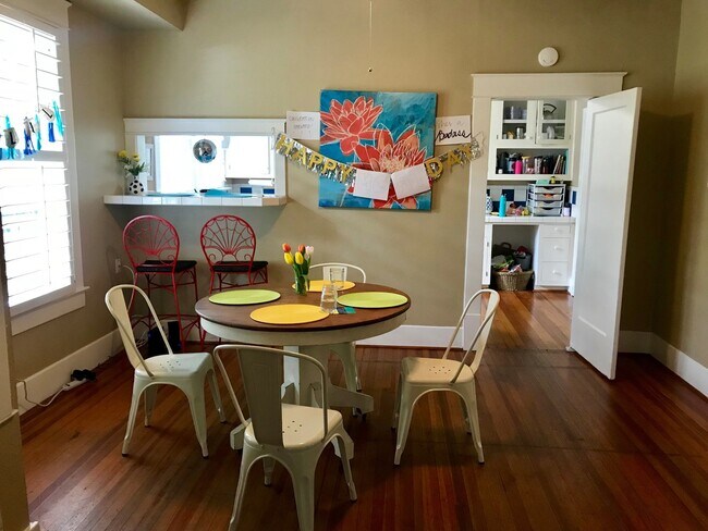 Building Photo - UT PRE-LEASE: Hyde Park 4 bed / 3 bath.  O...