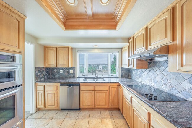 Foto del edificio - Single-story living with incredible panoramic sunset, mountain, and city light views