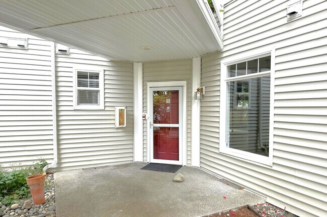 Foto del edificio - Well maintained ground level condo with ga...