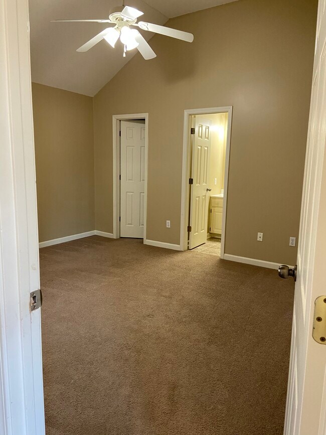 Building Photo - 402 Beauregard Cir