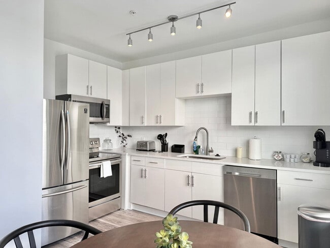 Building Photo - 542 Boulevard NE