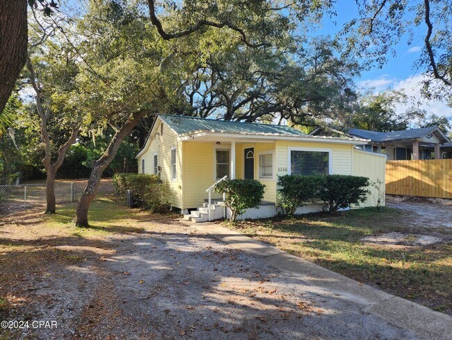 Foto del edificio - Tiny home vibe on a large private lot!!