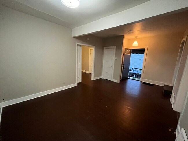 Building Photo - Large 2 Bed 2 Bath Home in Eastown For-Rent