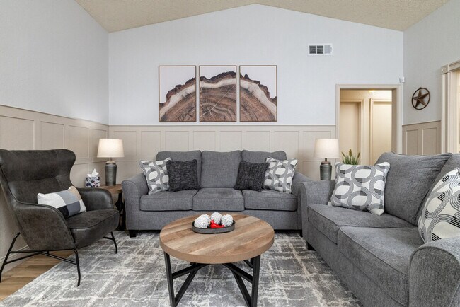 Foto del edificio - 8421 Willow Creek Dr
