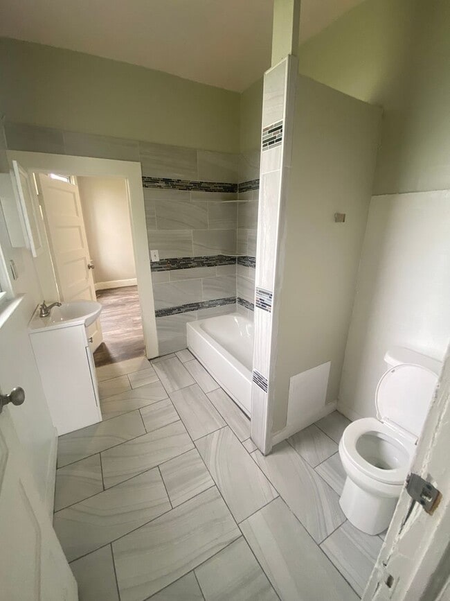 Building Photo - Newly remodeled 3 bedroom house
