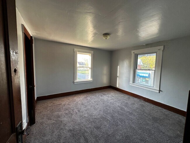 Building Photo - 3 br, 1 bath House - 377(379) New Castle Ave