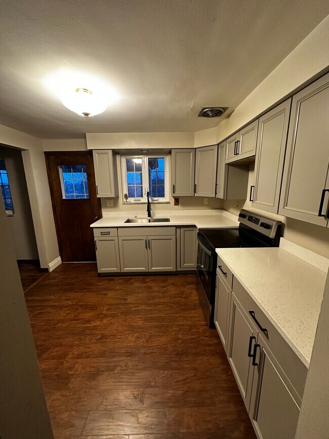 Kitchen - 223 Lenore Dr