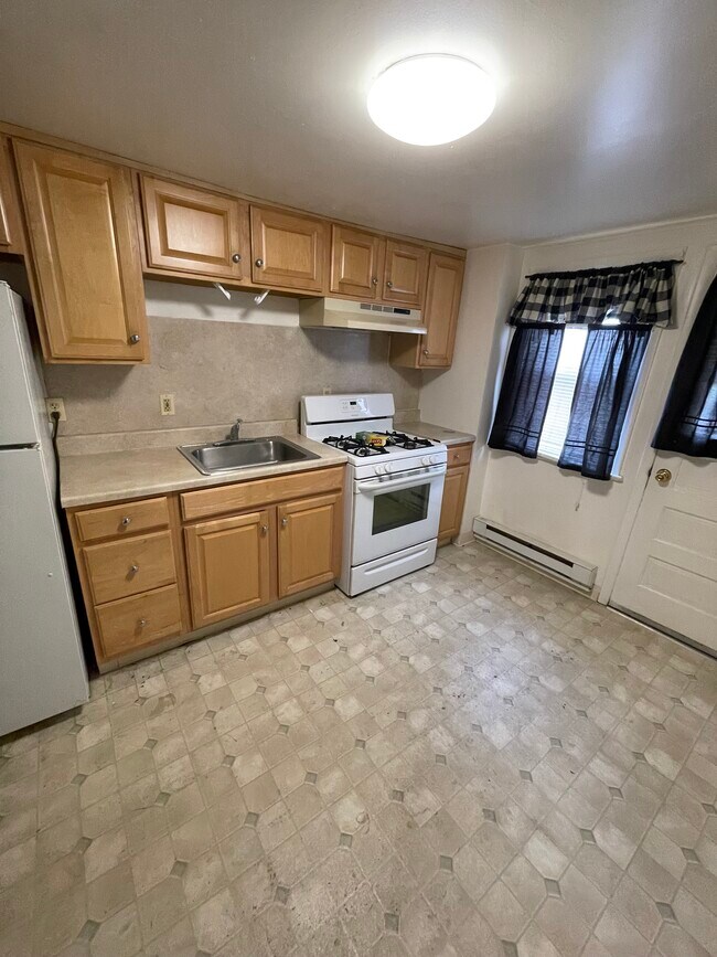 Kitchen - 1621 Capouse Ave
