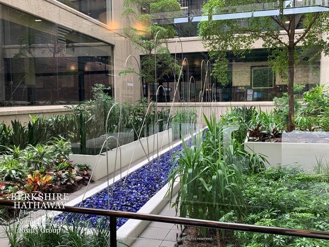 Foto del edificio - 1030 N State St