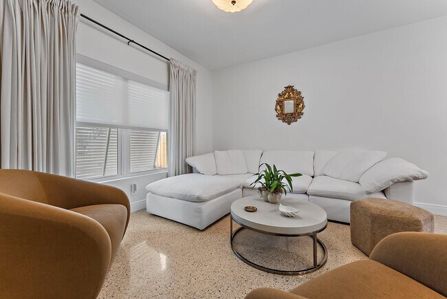 Foto del edificio - 513 E Whitney Dr