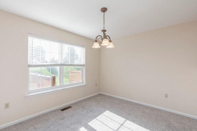 Dining room - 185 Hampshire Dr