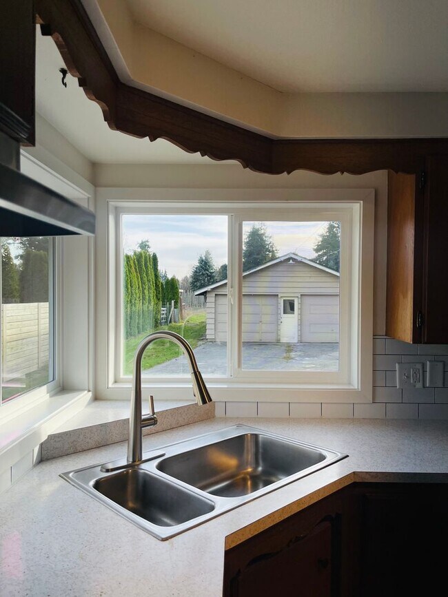 Building Photo - Newly Renovated! Spacious 4 Bedroom 2 Bath...