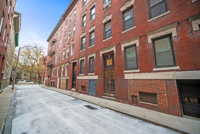 Building Photo - 370 Hanover St