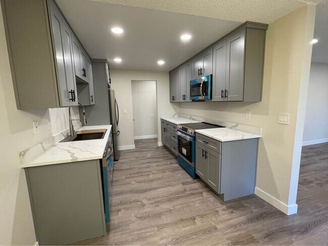 Building Photo - 214 Portland Ct SW