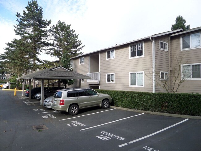 Building Photo - Cute 2-Bedroom Condo in Lovely Lakefront C...