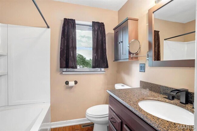 Foto del edificio - 305 E 3rd St