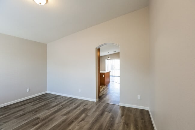 Building Photo - 1625 E Aspen Ave