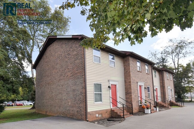 Building Photo - 2BD/1.5BA updated townhome, quick walk to ...