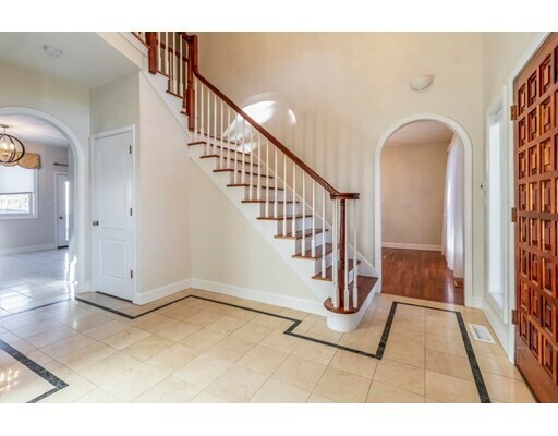 Building Photo - 9 Oak Hill St