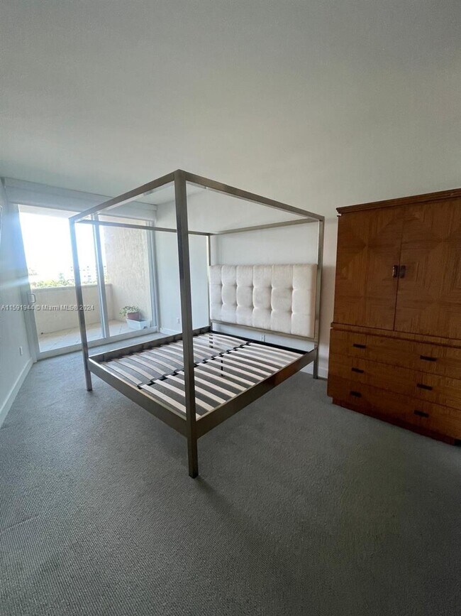 Foto del edificio - 300 South Pointe Dr