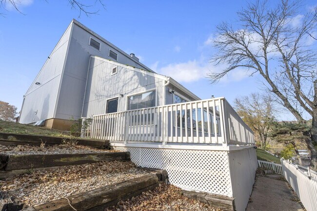 Building Photo - 184 River Point Rd