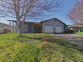 Building Photo - 304 NE Conifer Blvd