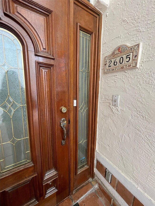 Building Photo - 2605 Bay Dr