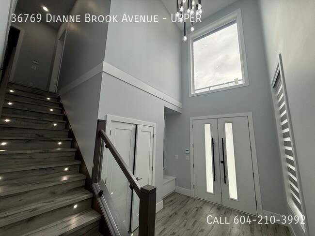 Building Photo - Extravagant Luxury Home