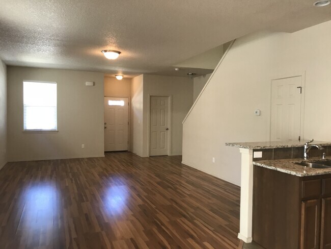 Foto del edificio - ONE MONTH FREE OF RENT!! Well Maintained, High Ceilings, Bonus Room, Great Location!