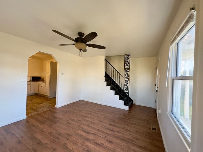 Foto del edificio - Charming 5 Bedroom/2 Bathroom Home with Large Backyard in Essex, MD!
