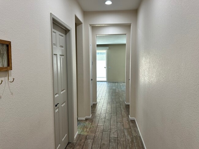 Building Photo - 10960 Knoxville Way