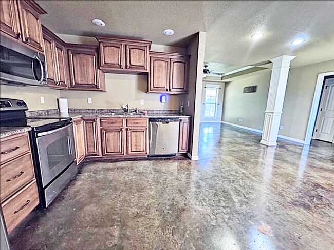 Building Photo - 3 Bedroom, 2 Bathroom Home