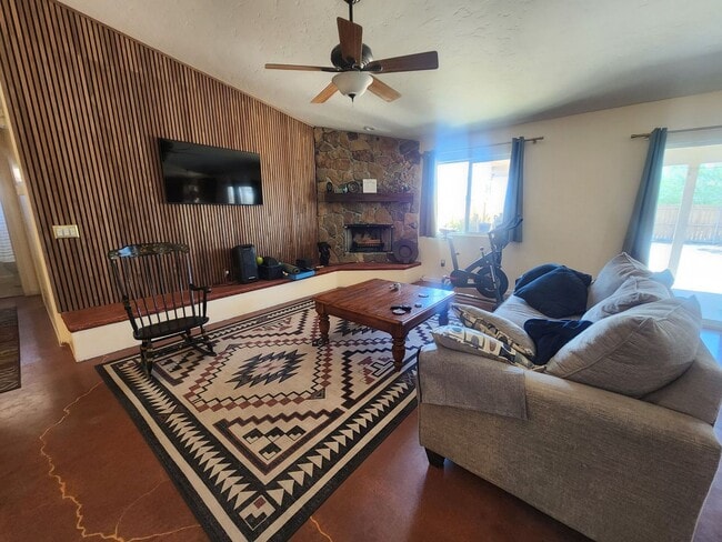 Building Photo - Open Concept 3 Bedroom 2 Bath Home