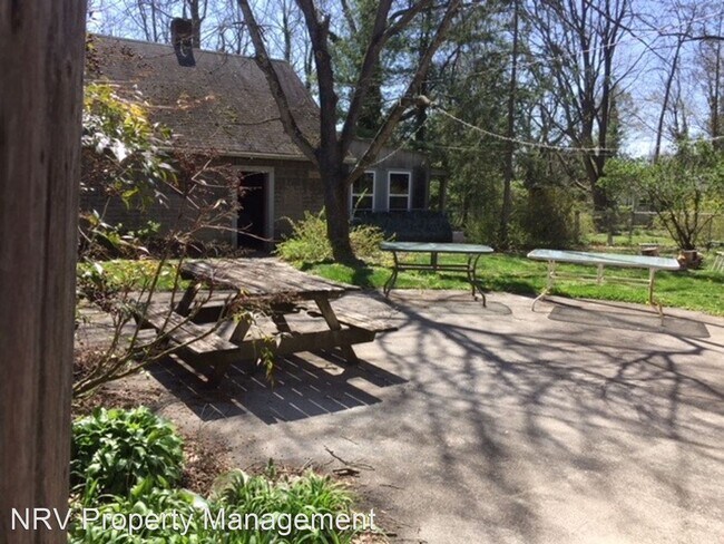 Building Photo - 5 br, 2.5 bath House - 801 Oak Lane
