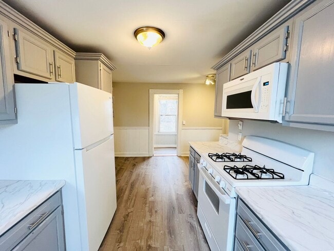 NEWLY RENOVATED 4-BED PENTHOUSE UNIT WITH EASY ACCESS TO HIGHWAY AND PUBLIC TRANSPORTATION! - NEWLY RENOVATED 4-BED PENTHOUSE UNIT WITH EASY ACCESS TO HIGHWAY AND PUBLIC TRANSPORTATION!