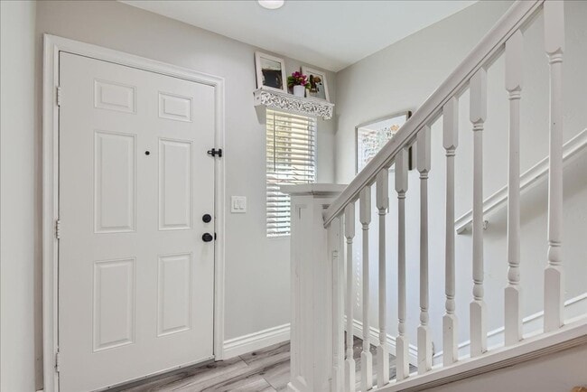 Foto del edificio - Don't Miss Out!! Remodeled 3 Bed | 3.5 Bath Townhome in Eastlake